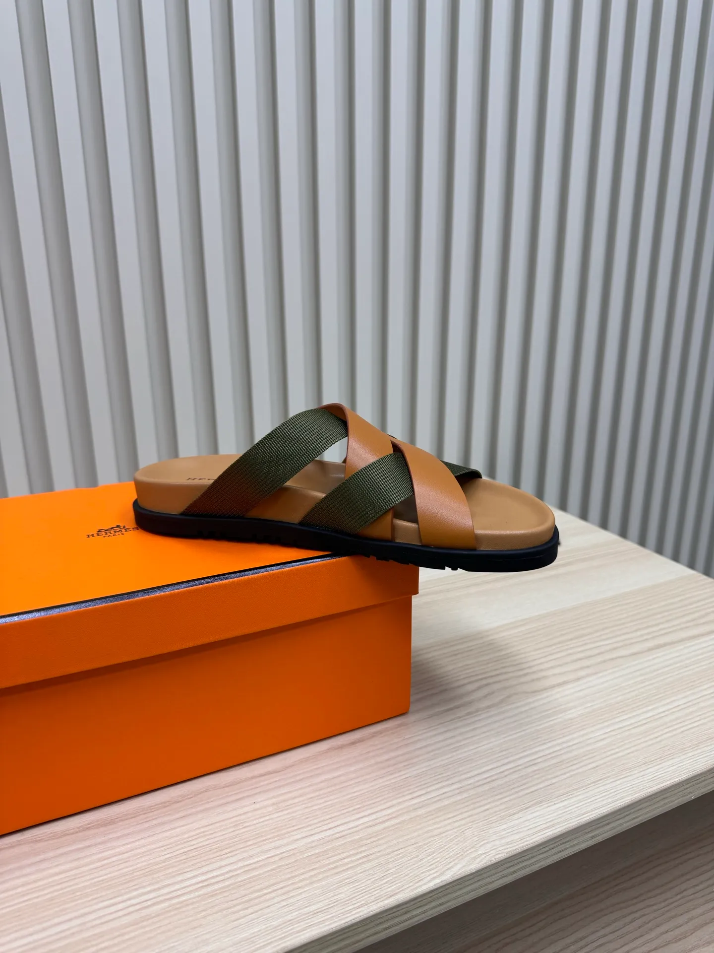 👟👟Ex-factory price 502👟👟 (Top version) Hermes 🐎The extremely popular couple's second uncle slippers/the latest snake print sandals and slippers, paired with various colorful socks, so trendy!  ———————— Upper: imported cowhide/sheep leather/cloth/palmprint leather lining: imported cowhide/sheepskin outsole: Tpu non-slip and wear-resistant outsole Female size: 35-42 (40.41.42 non-returnable and non-exchangeable) Male code: 39-45 (45 non-returnable and non-exchangeable)